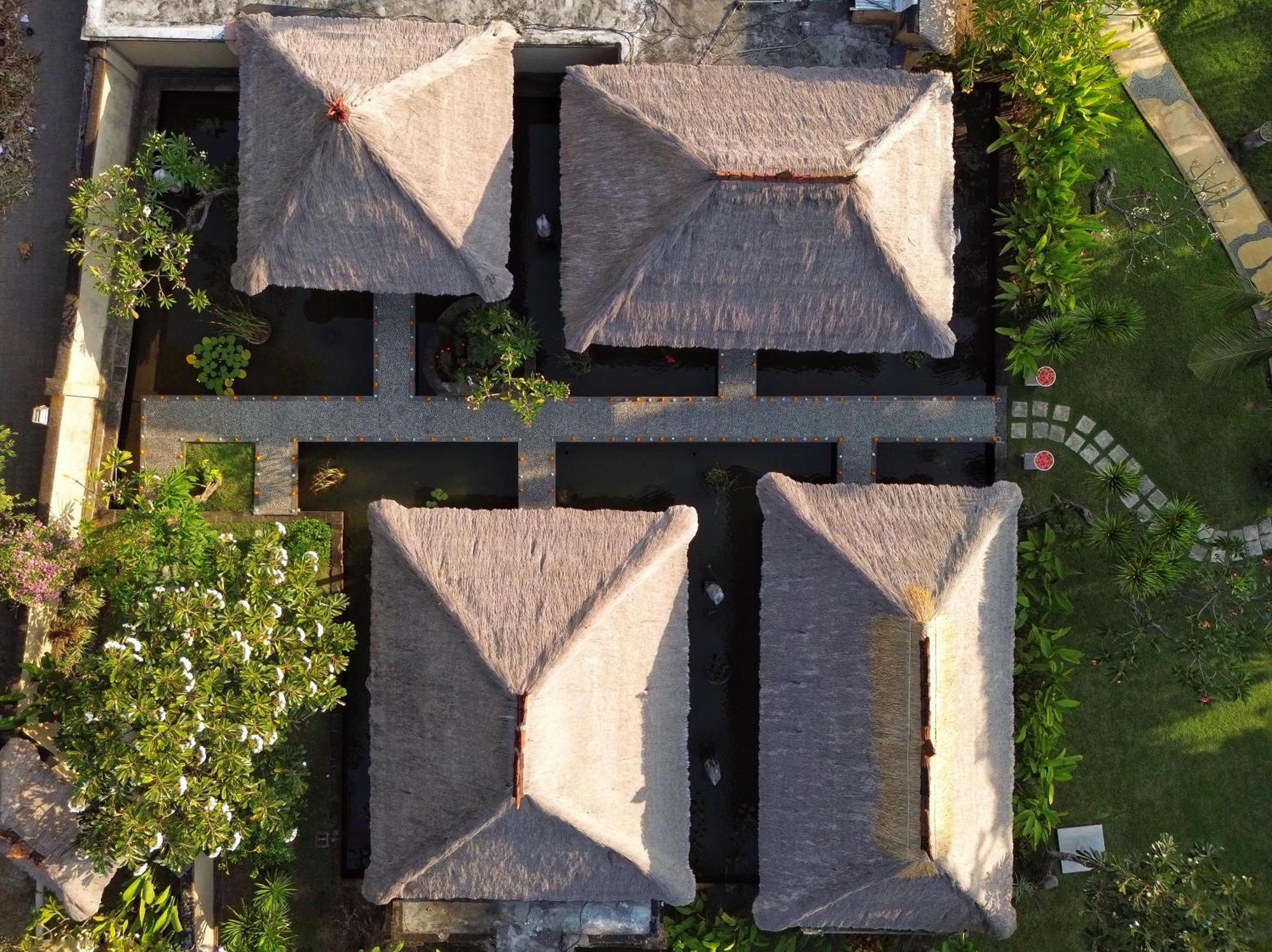 Puri Bagus Lovina Hotel Exterior photo