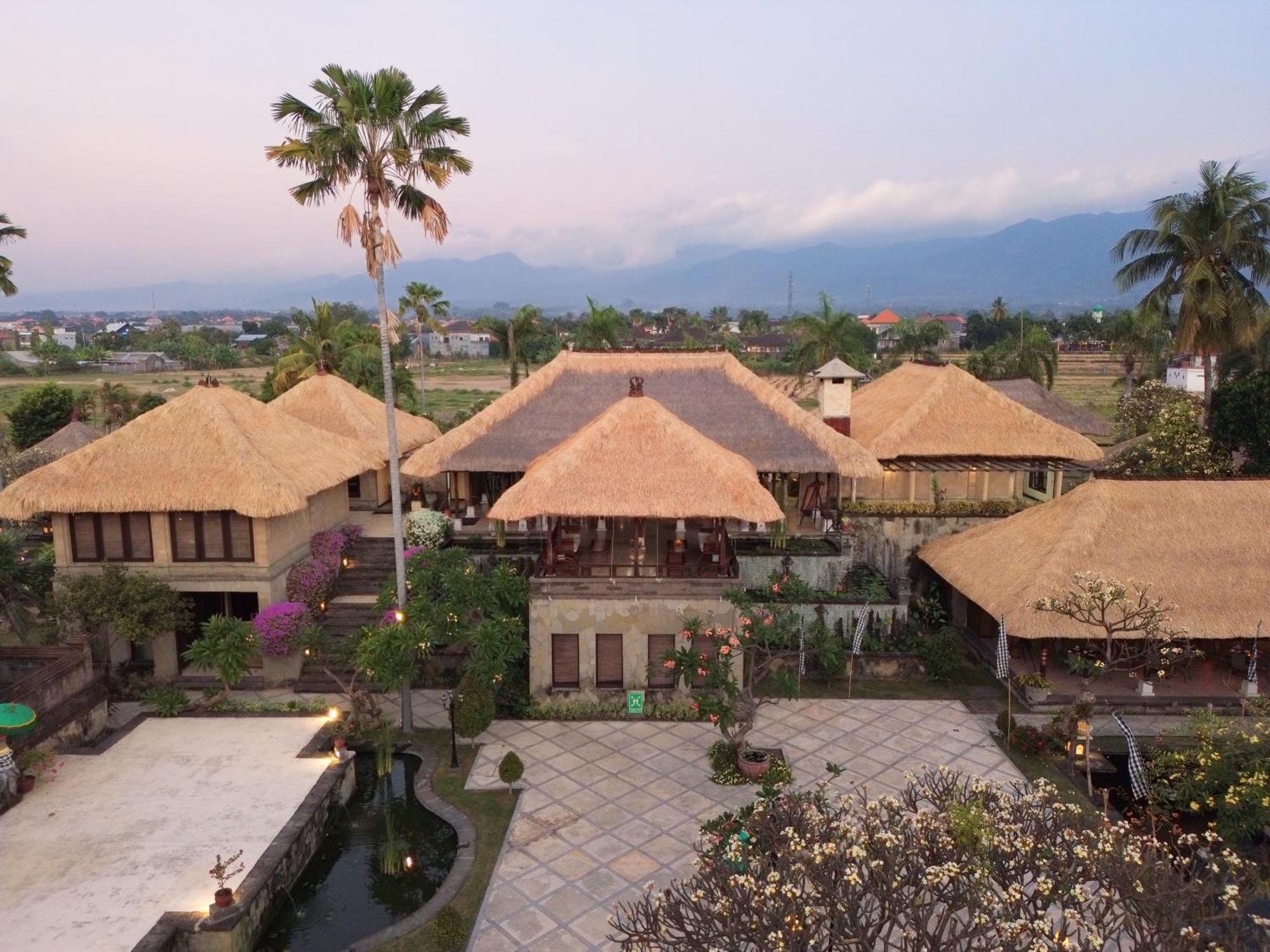 Puri Bagus Lovina Hotel Exterior photo