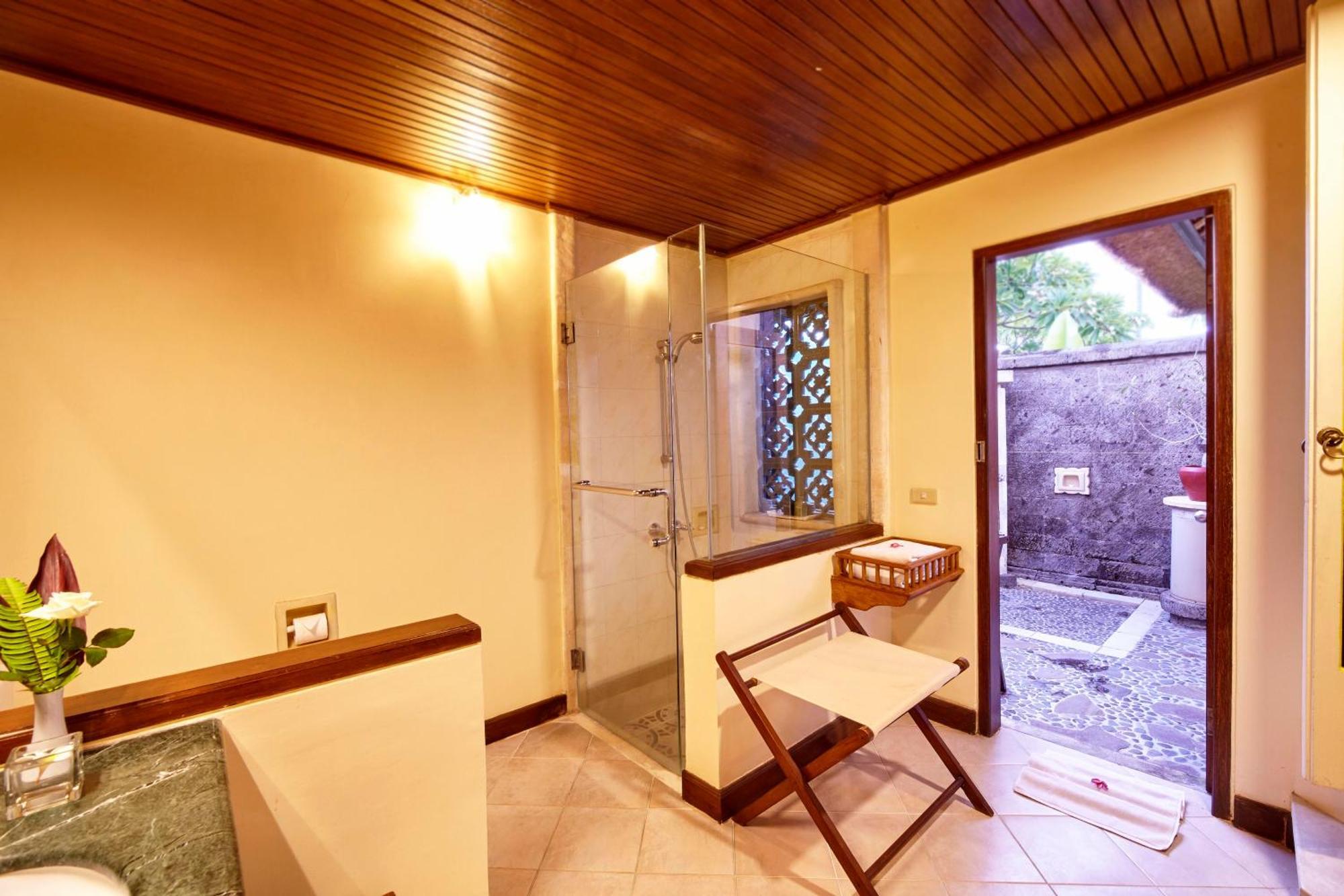 Puri Bagus Lovina Hotel Exterior photo